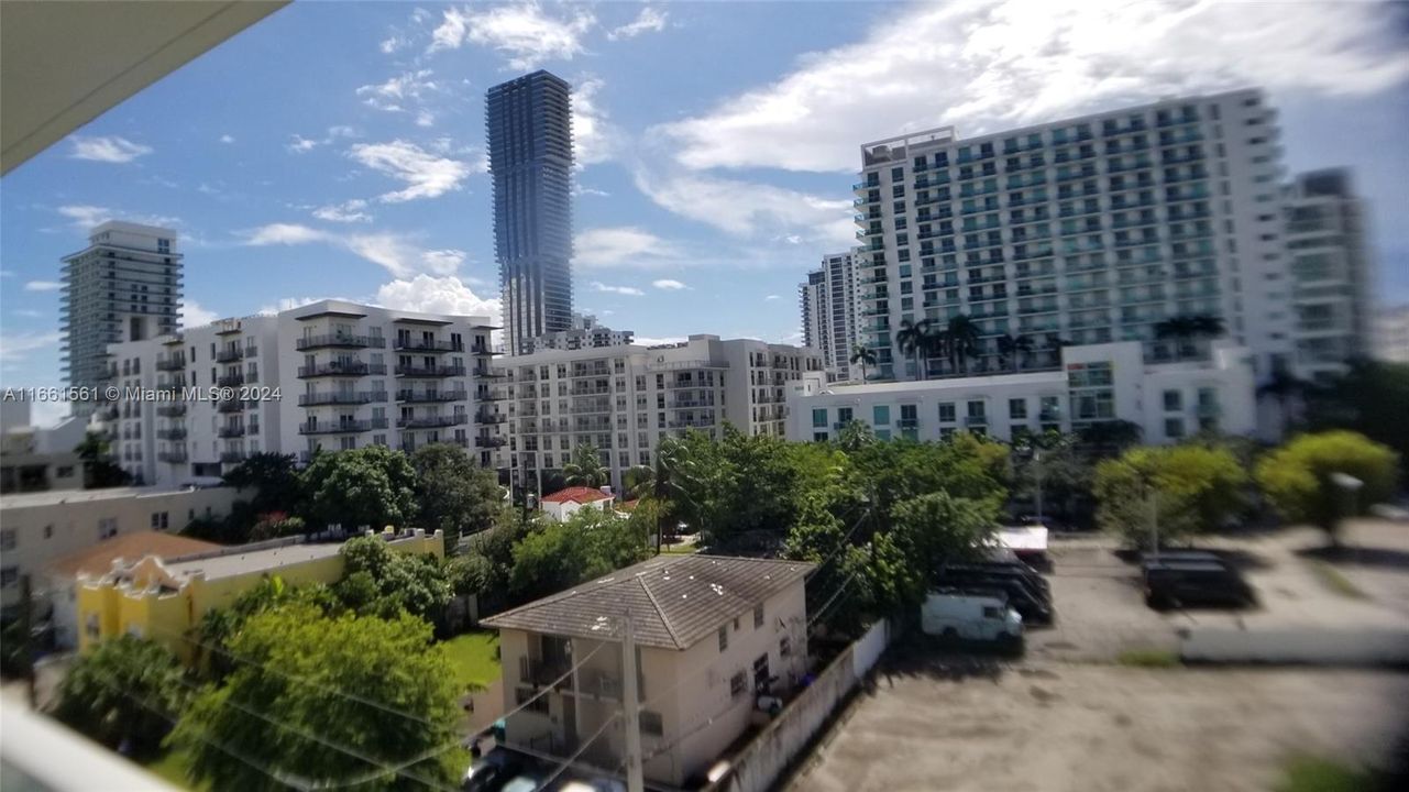 For Sale: $370,000 (1 beds, 1 baths, 560 Square Feet)