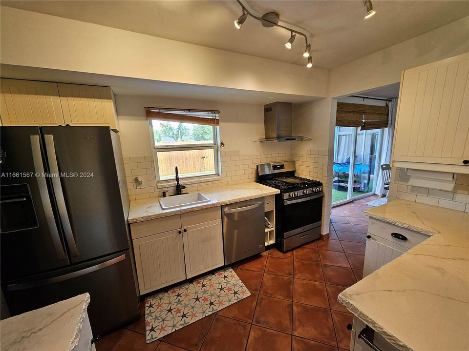 For Rent: $4,500 (4 beds, 2 baths, 1383 Square Feet)