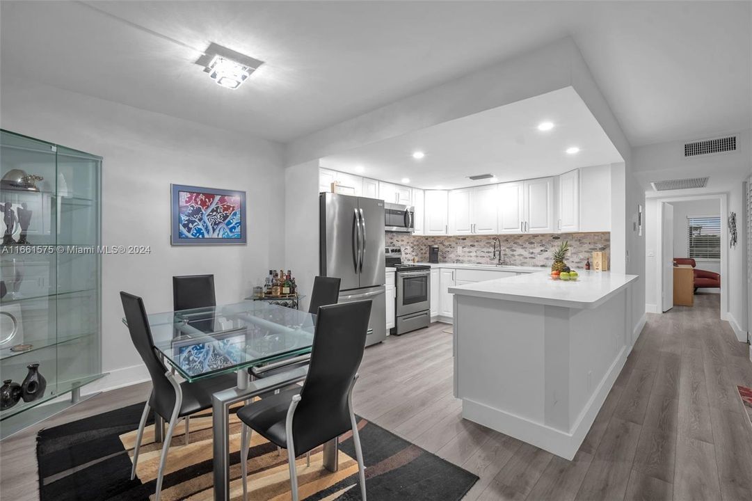 For Sale: $290,000 (2 beds, 2 baths, 896 Square Feet)