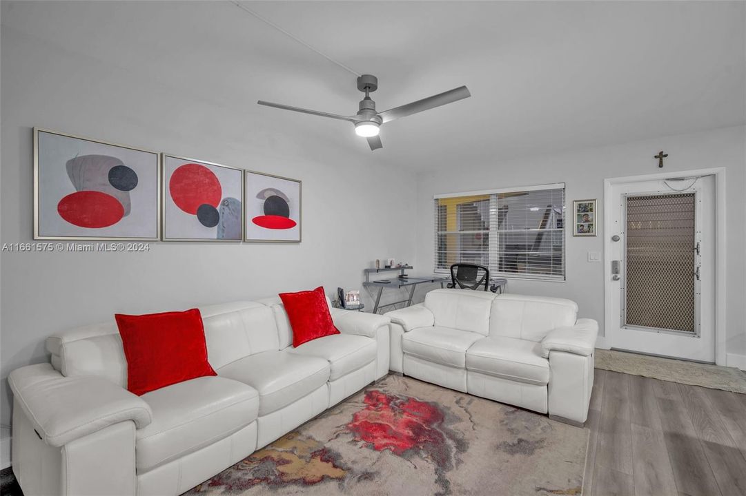 For Sale: $290,000 (2 beds, 2 baths, 896 Square Feet)