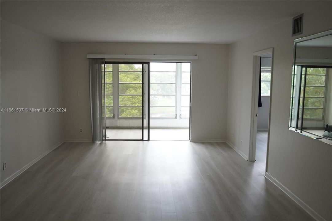 For Rent: $2,100 (2 beds, 2 baths, 949 Square Feet)