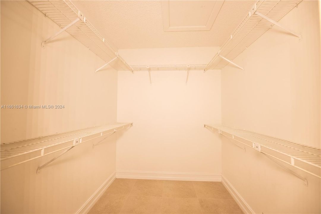 LARGE PRIMARY BEDROOM WALK-IN CLOSET