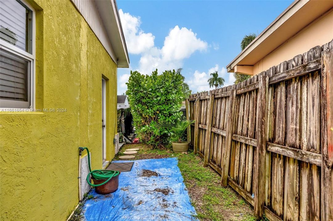 For Sale: $585,000 (3 beds, 2 baths, 1178 Square Feet)