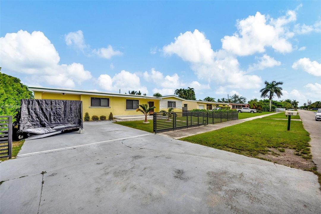 For Sale: $585,000 (3 beds, 2 baths, 1178 Square Feet)