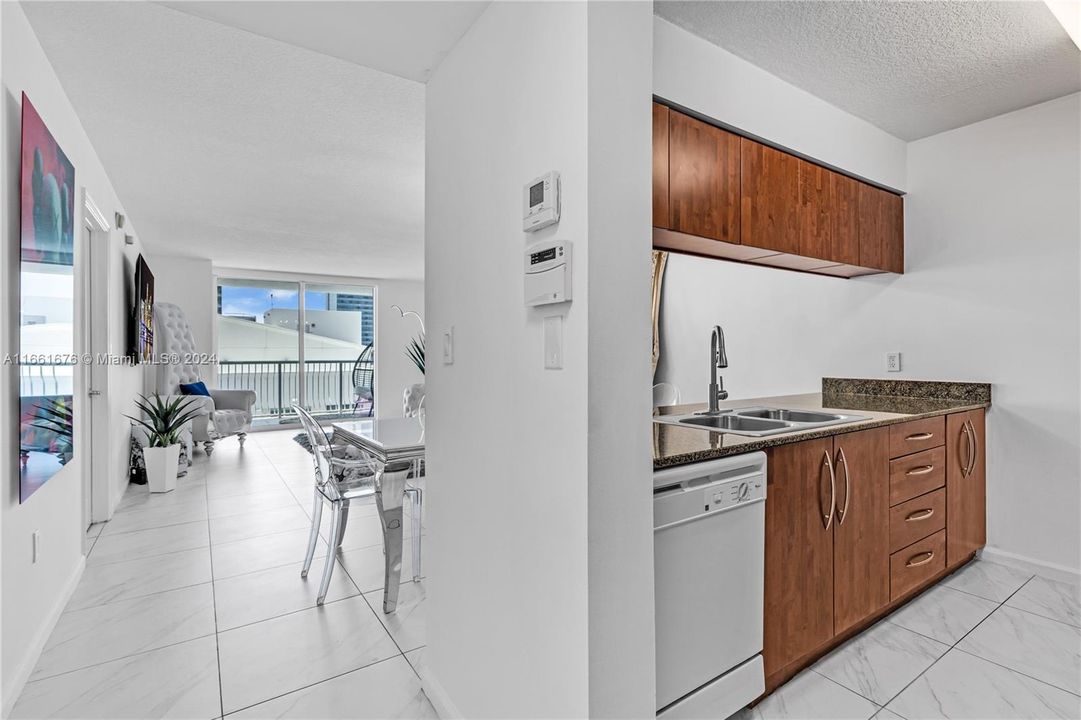 For Sale: $539,900 (1 beds, 1 baths, 778 Square Feet)