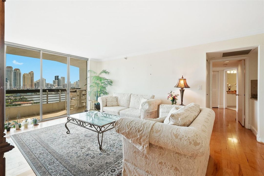 For Sale: $529,000 (2 beds, 2 baths, 1181 Square Feet)