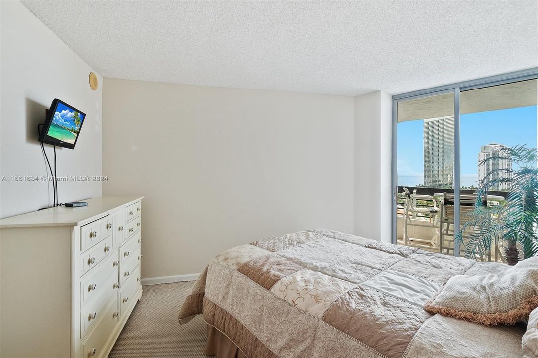 For Sale: $529,000 (2 beds, 2 baths, 1181 Square Feet)