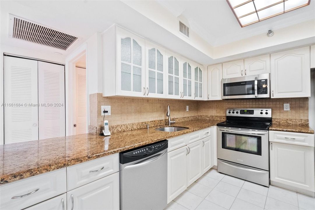 For Sale: $529,000 (2 beds, 2 baths, 1181 Square Feet)