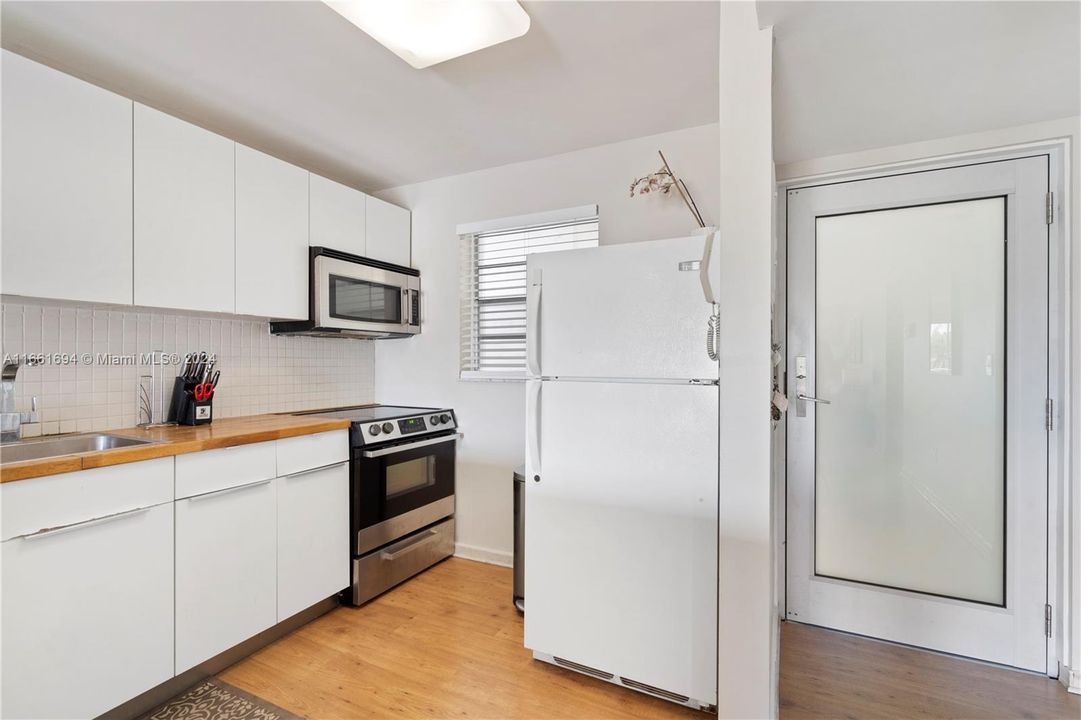 For Sale: $312,000 (1 beds, 2 baths, 707 Square Feet)