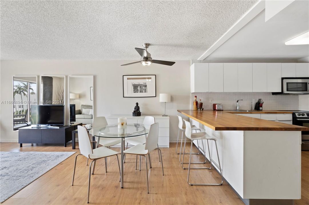 For Sale: $312,000 (1 beds, 2 baths, 707 Square Feet)