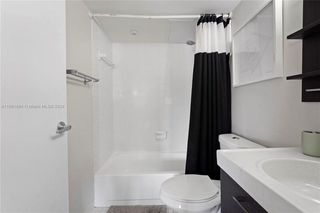 For Sale: $312,000 (1 beds, 2 baths, 707 Square Feet)