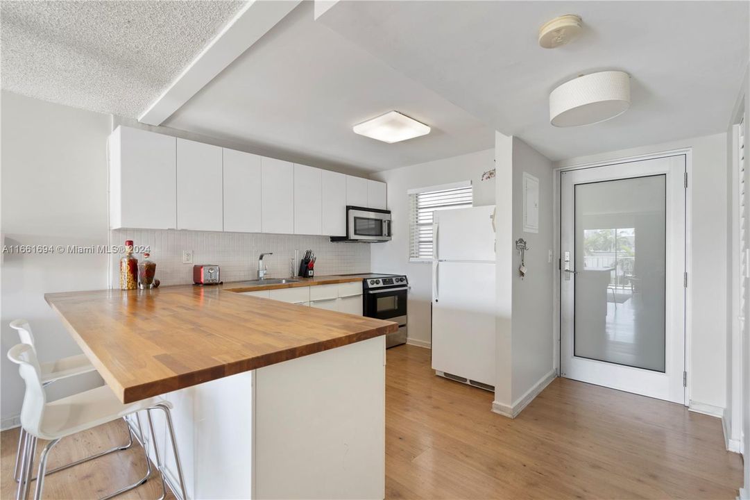 For Sale: $312,000 (1 beds, 2 baths, 707 Square Feet)