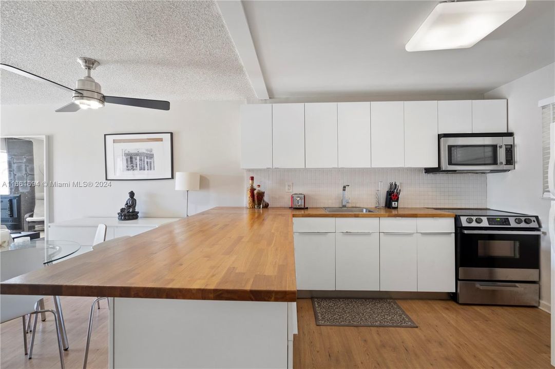 For Sale: $312,000 (1 beds, 2 baths, 707 Square Feet)