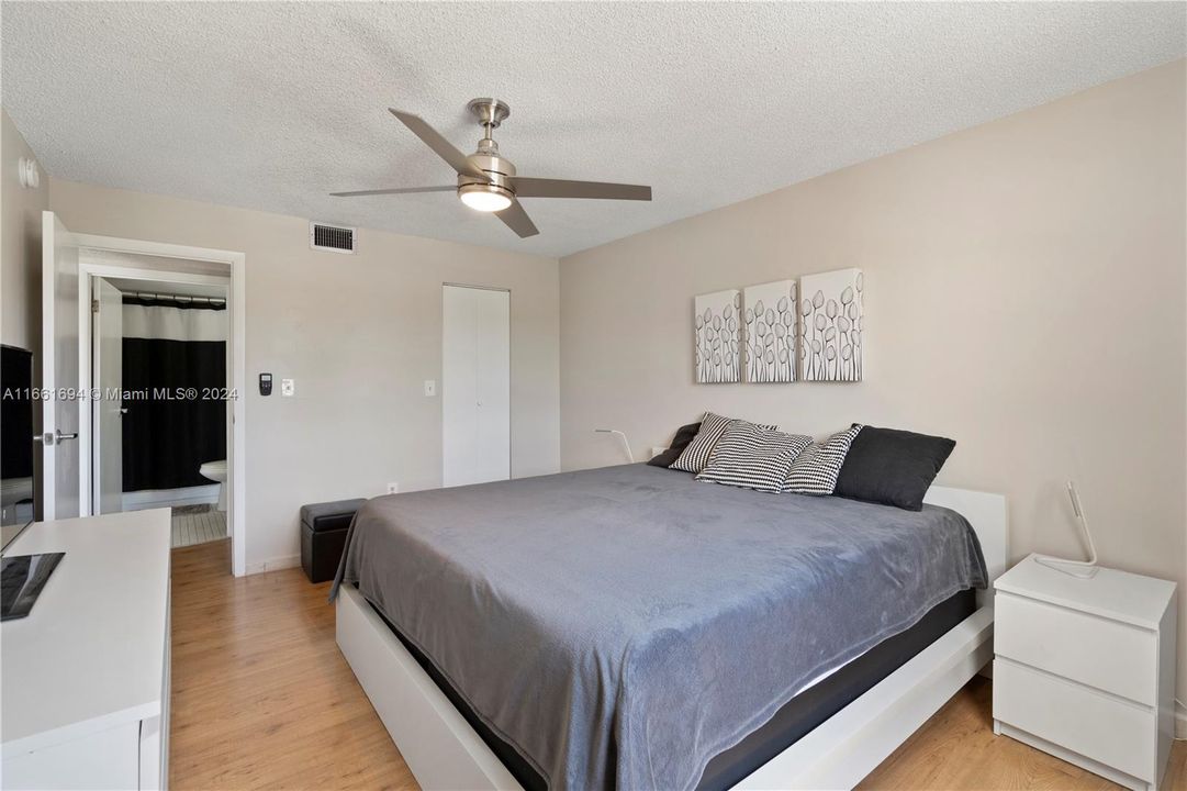 For Sale: $312,000 (1 beds, 2 baths, 707 Square Feet)