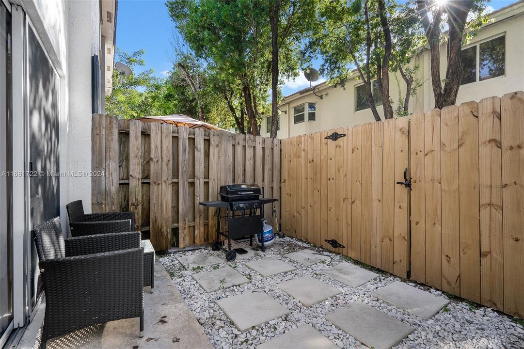 For Sale: $330,000 (2 beds, 2 baths, 1166 Square Feet)