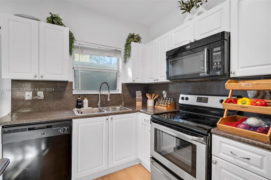 For Sale: $330,000 (2 beds, 2 baths, 1166 Square Feet)