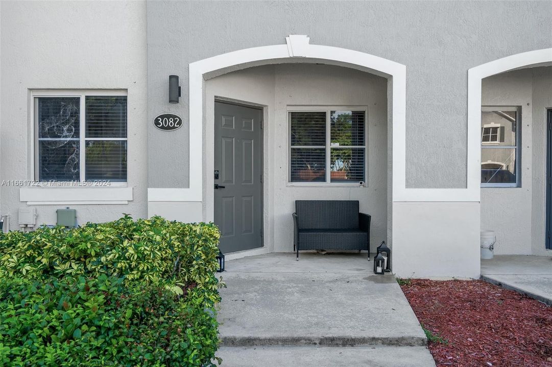 For Sale: $330,000 (2 beds, 2 baths, 1166 Square Feet)