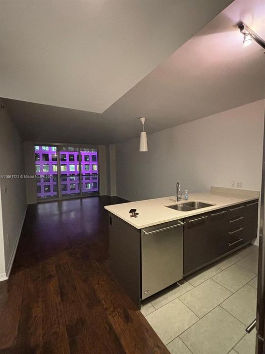 For Rent: $3,150 (1 beds, 1 baths, 738 Square Feet)