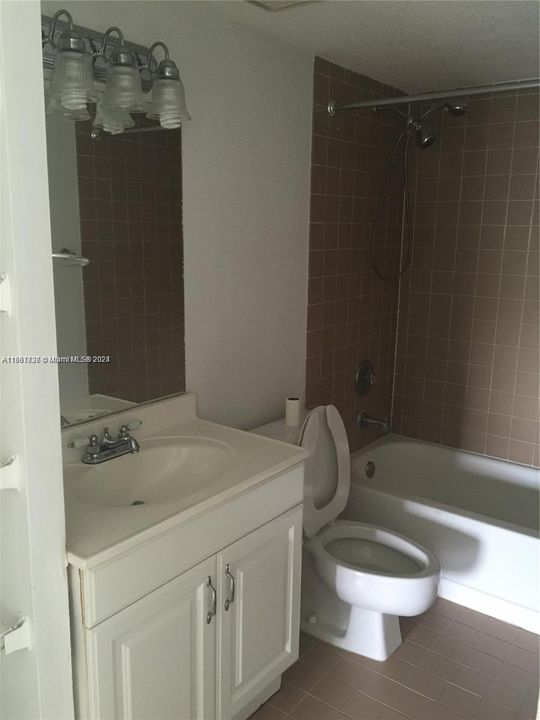 For Rent: $2,300 (2 beds, 2 baths, 974 Square Feet)