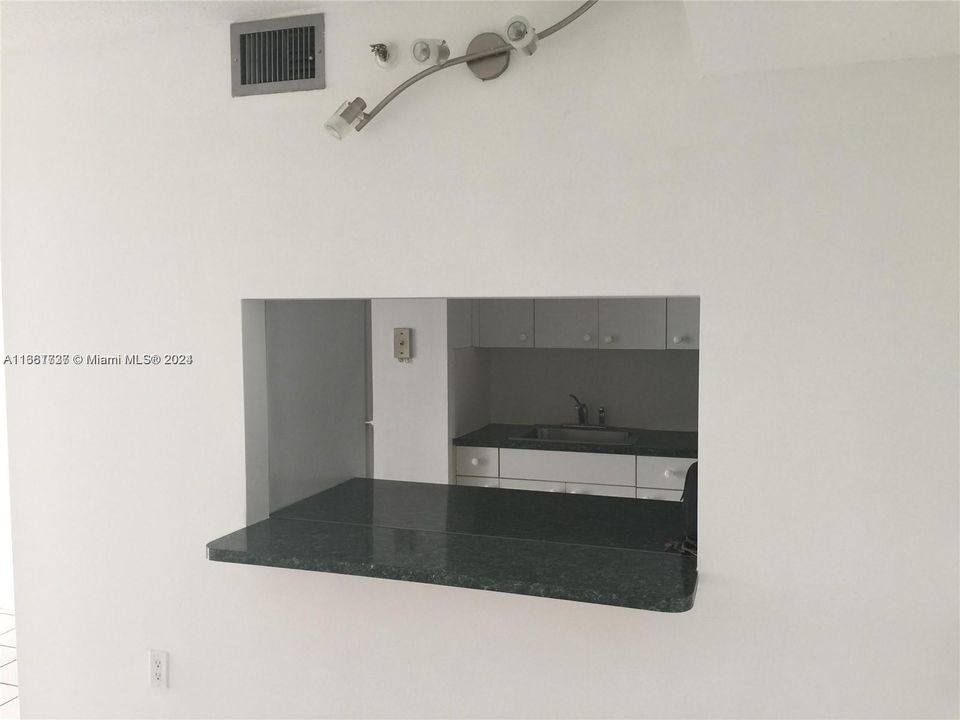 For Rent: $2,300 (2 beds, 2 baths, 974 Square Feet)