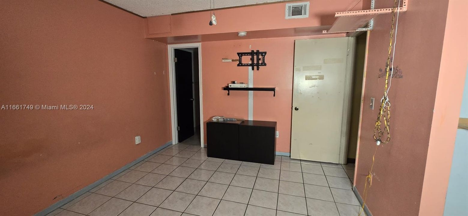 For Sale: $285,000 (2 beds, 2 baths, 747 Square Feet)