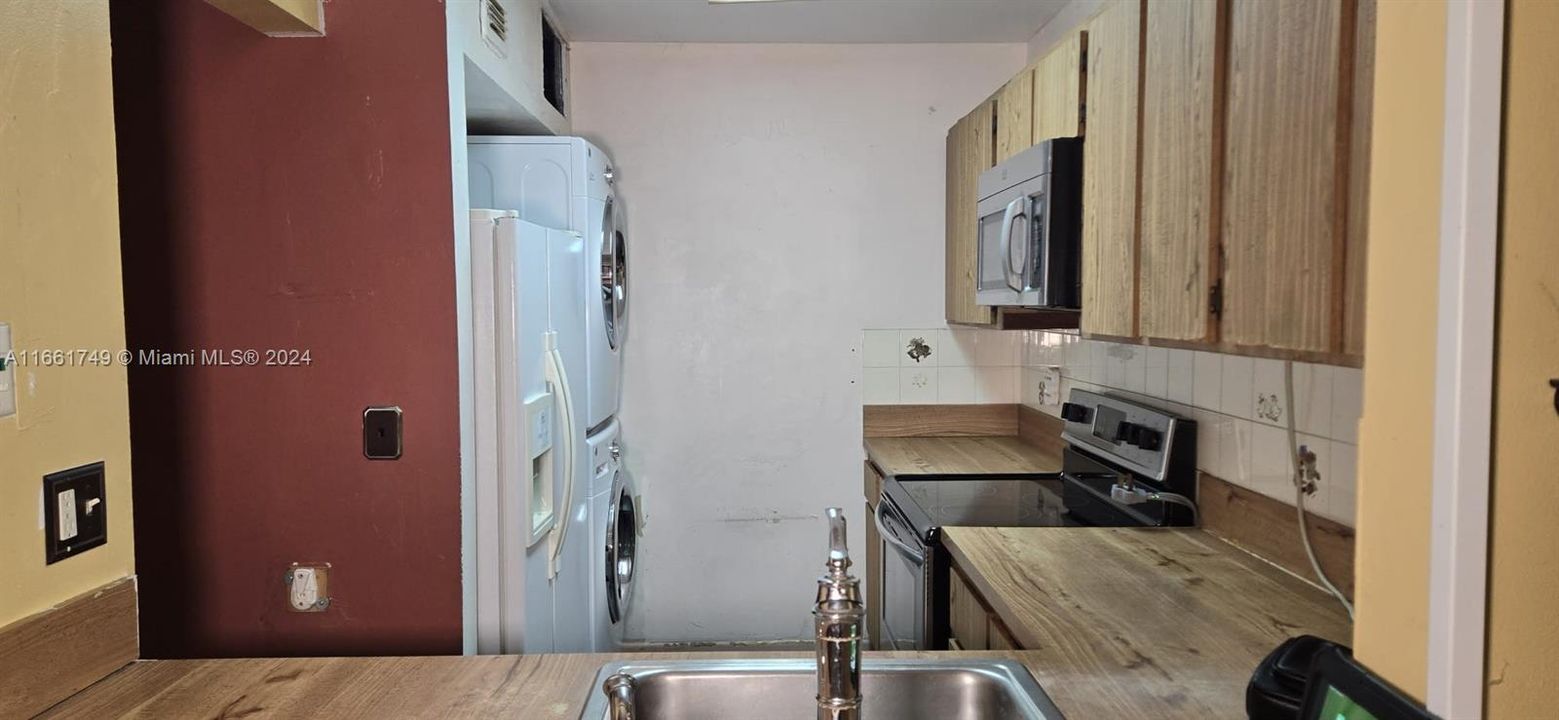 For Sale: $285,000 (2 beds, 2 baths, 747 Square Feet)