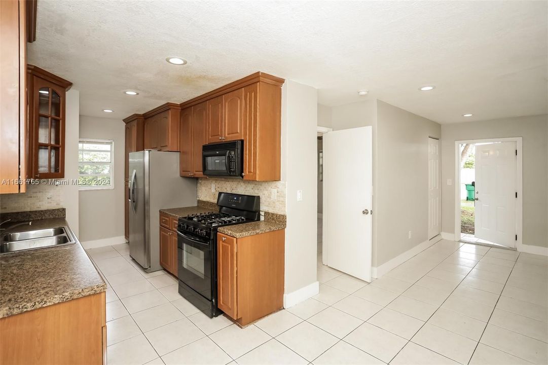 For Rent: $2,695 (4 beds, 2 baths, 1056 Square Feet)