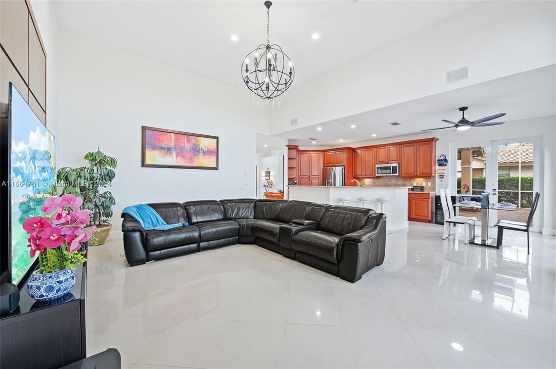 For Sale: $1,100,000 (4 beds, 2 baths, 3127 Square Feet)