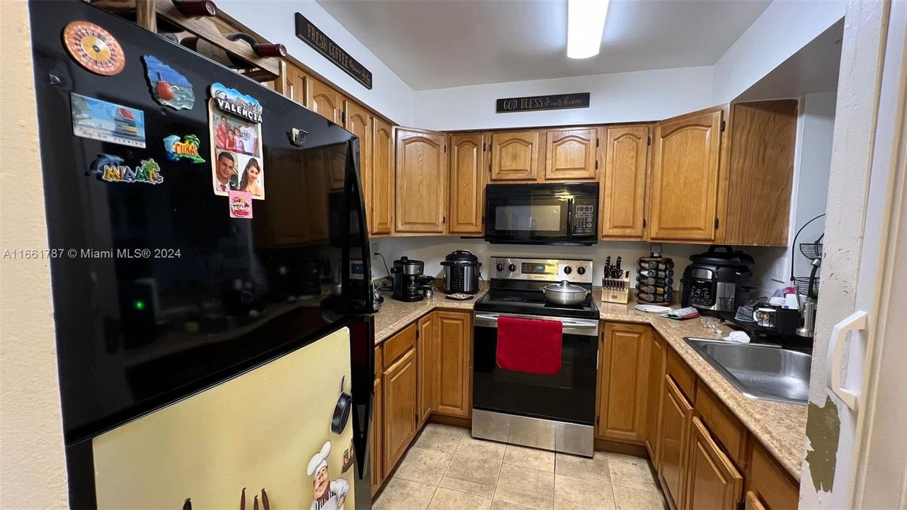 For Rent: $2,499 (3 beds, 2 baths, 965 Square Feet)