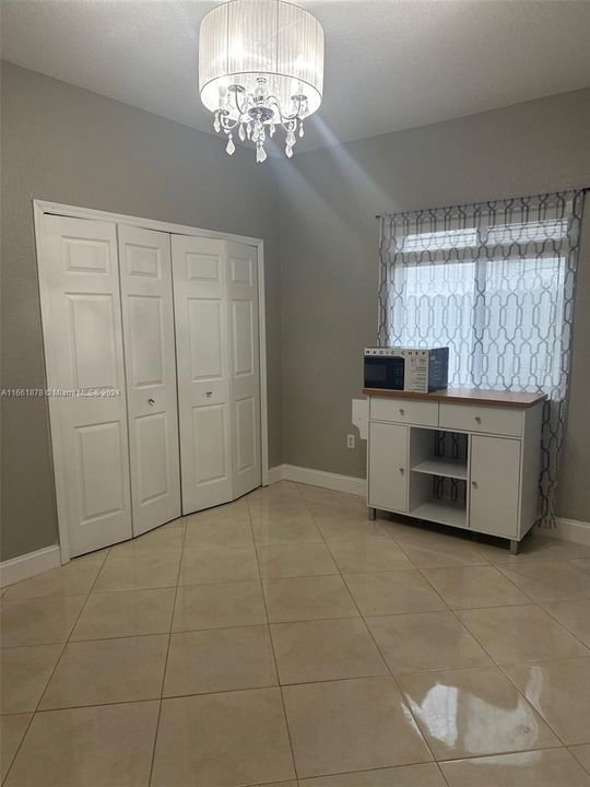 For Rent: $1,100 (1 beds, 1 baths, 1738 Square Feet)