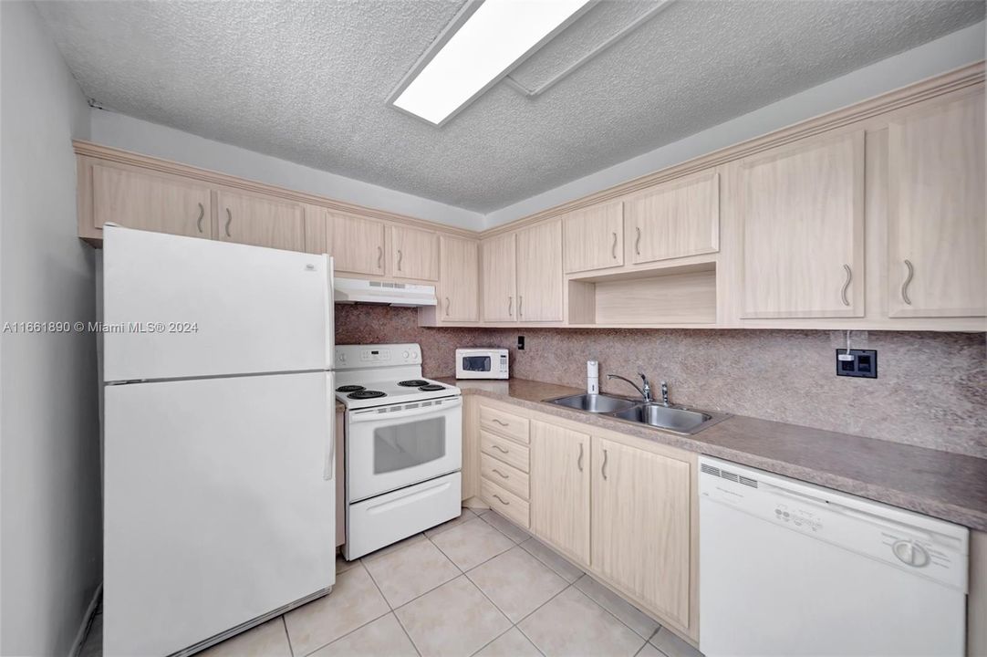 For Sale: $214,990 (2 beds, 2 baths, 1100 Square Feet)