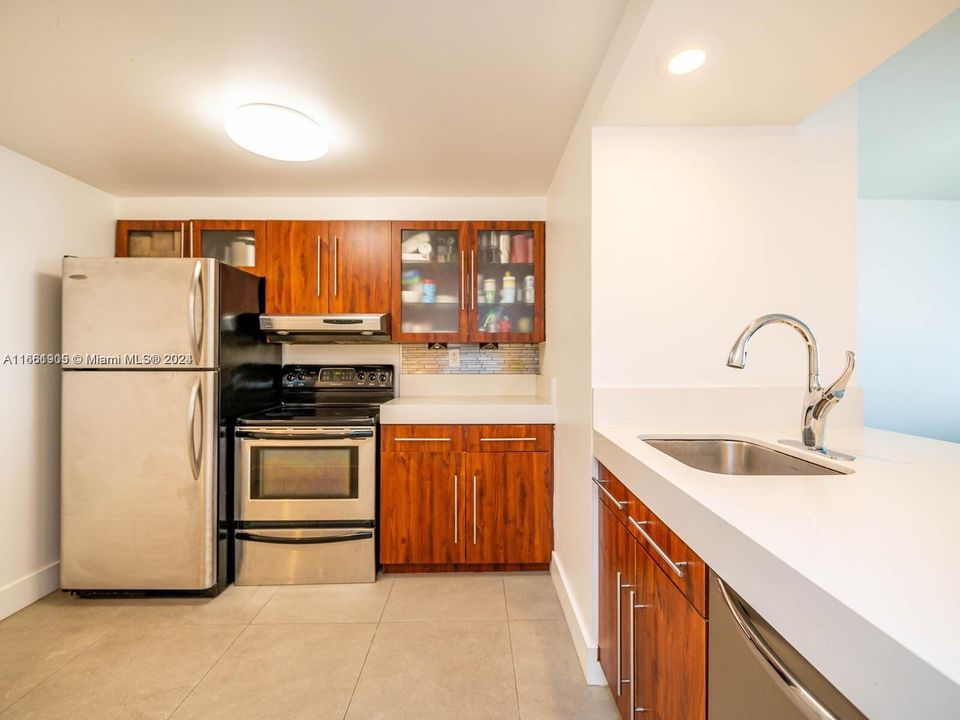 For Sale: $415,000 (1 beds, 1 baths, 860 Square Feet)