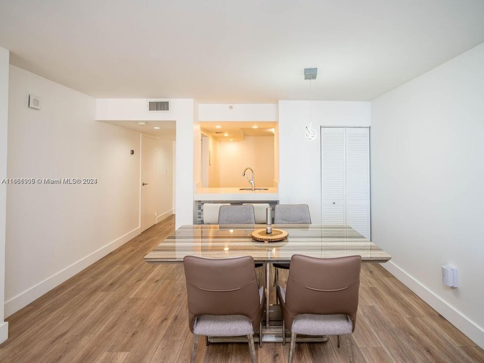 For Sale: $415,000 (1 beds, 1 baths, 860 Square Feet)