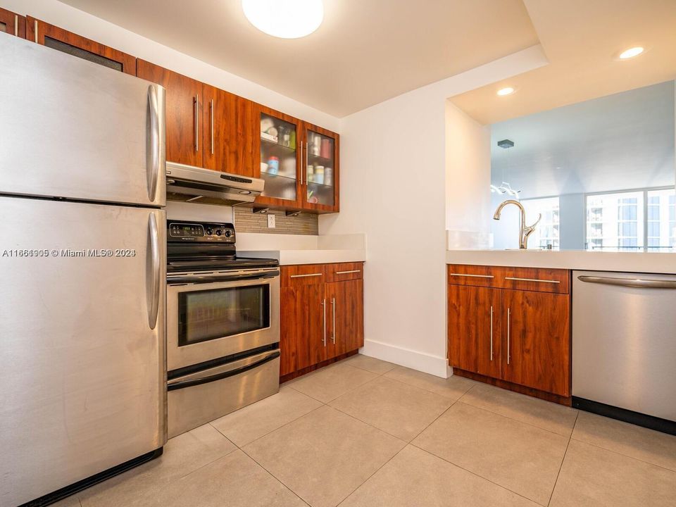 For Sale: $415,000 (1 beds, 1 baths, 860 Square Feet)