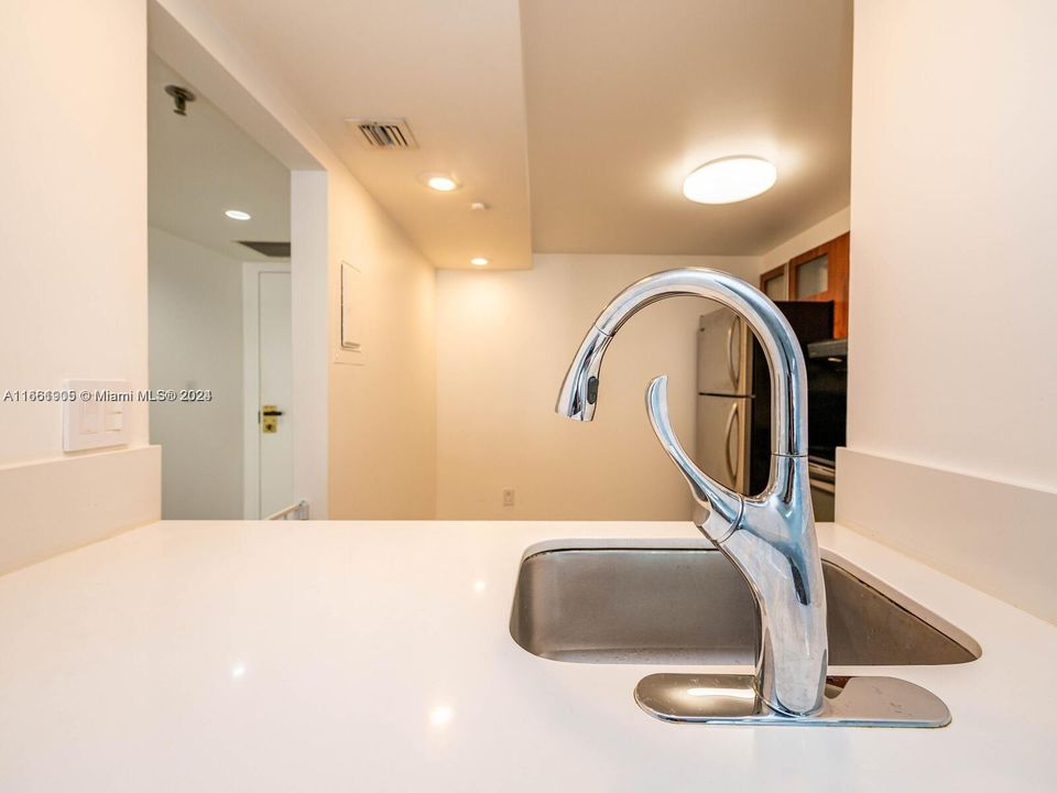 For Sale: $415,000 (1 beds, 1 baths, 860 Square Feet)