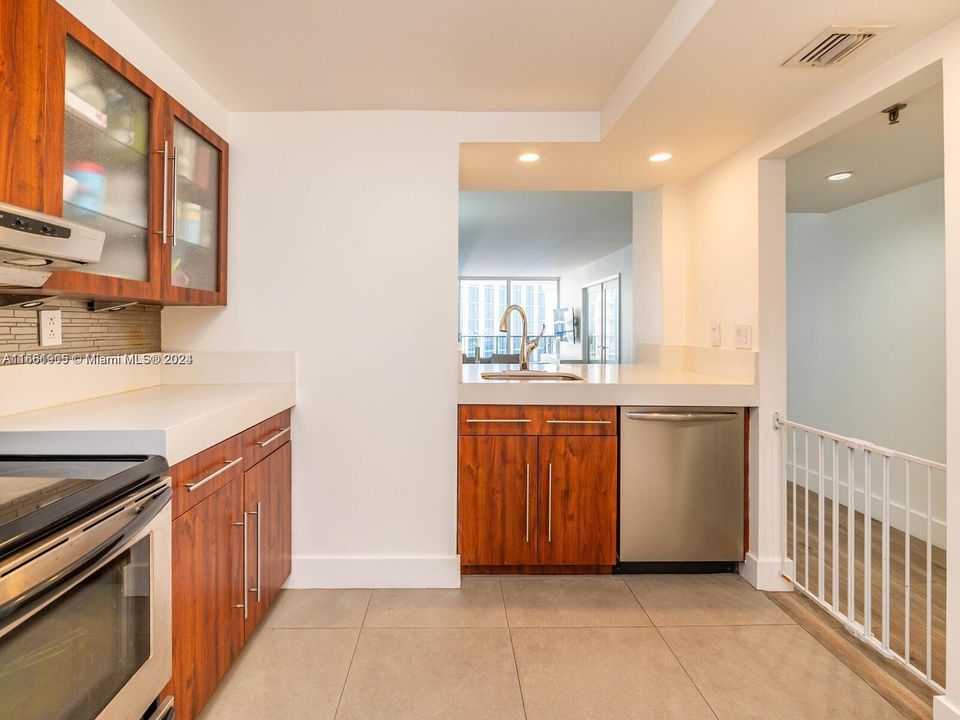 For Sale: $415,000 (1 beds, 1 baths, 860 Square Feet)