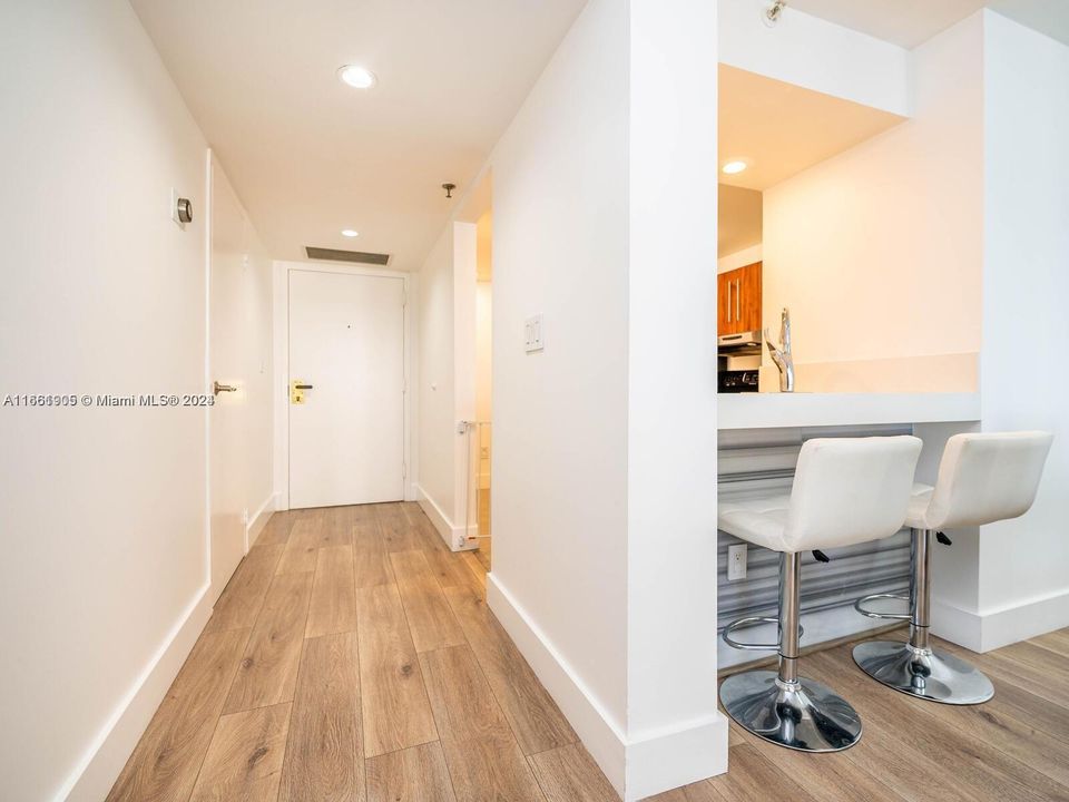 For Sale: $415,000 (1 beds, 1 baths, 860 Square Feet)