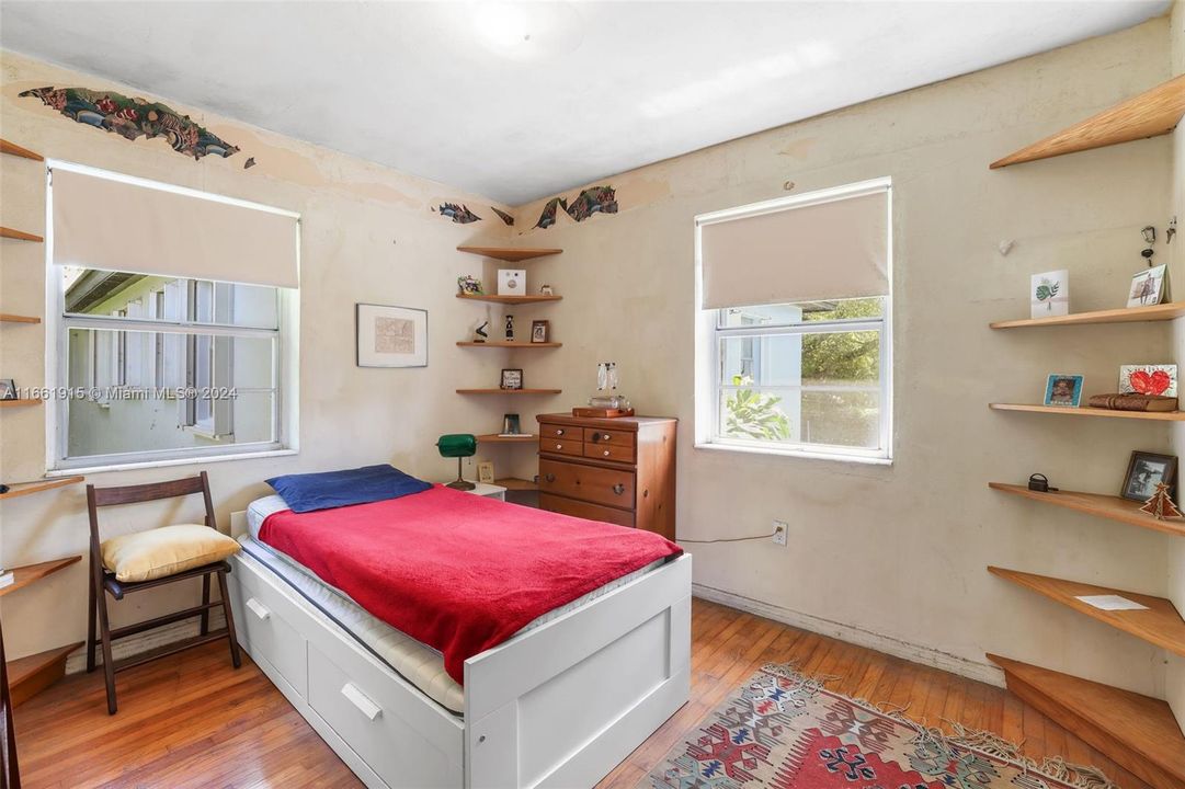 For Sale: $400,000 (2 beds, 1 baths, 800 Square Feet)