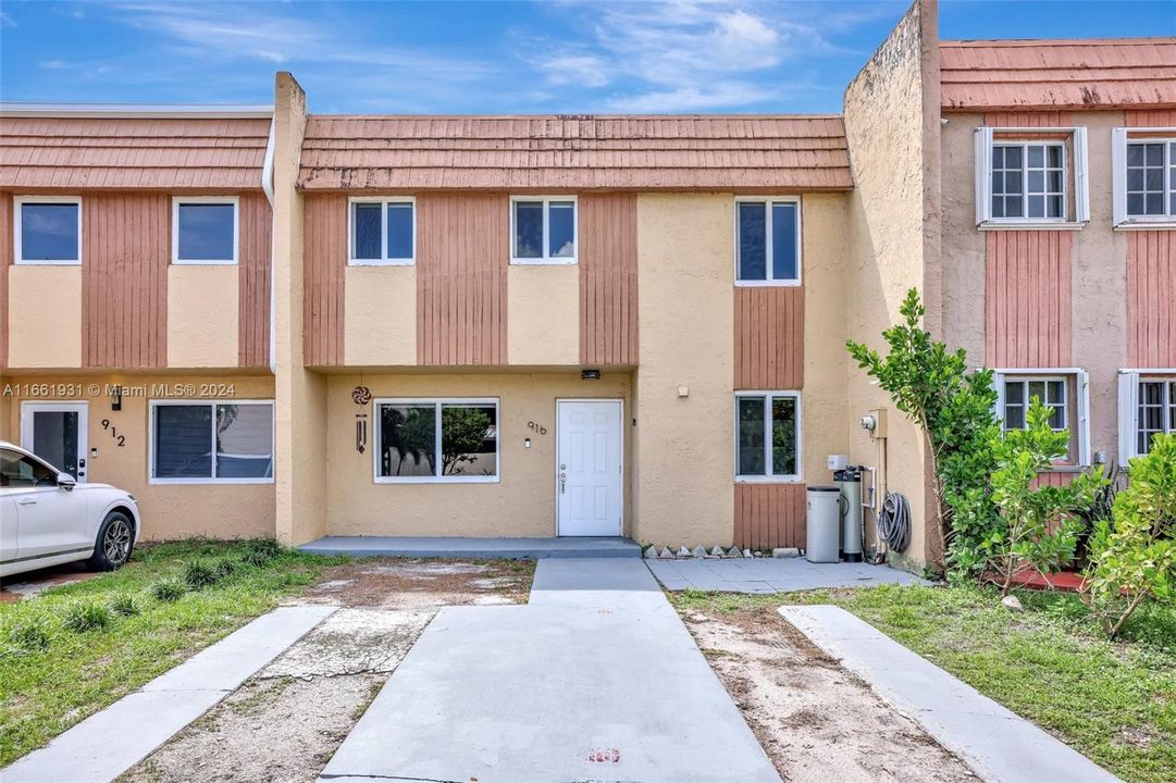 For Sale: $495,000 (3 beds, 2 baths, 1960 Square Feet)