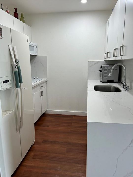 For Rent: $2,400 (2 beds, 2 baths, 853 Square Feet)