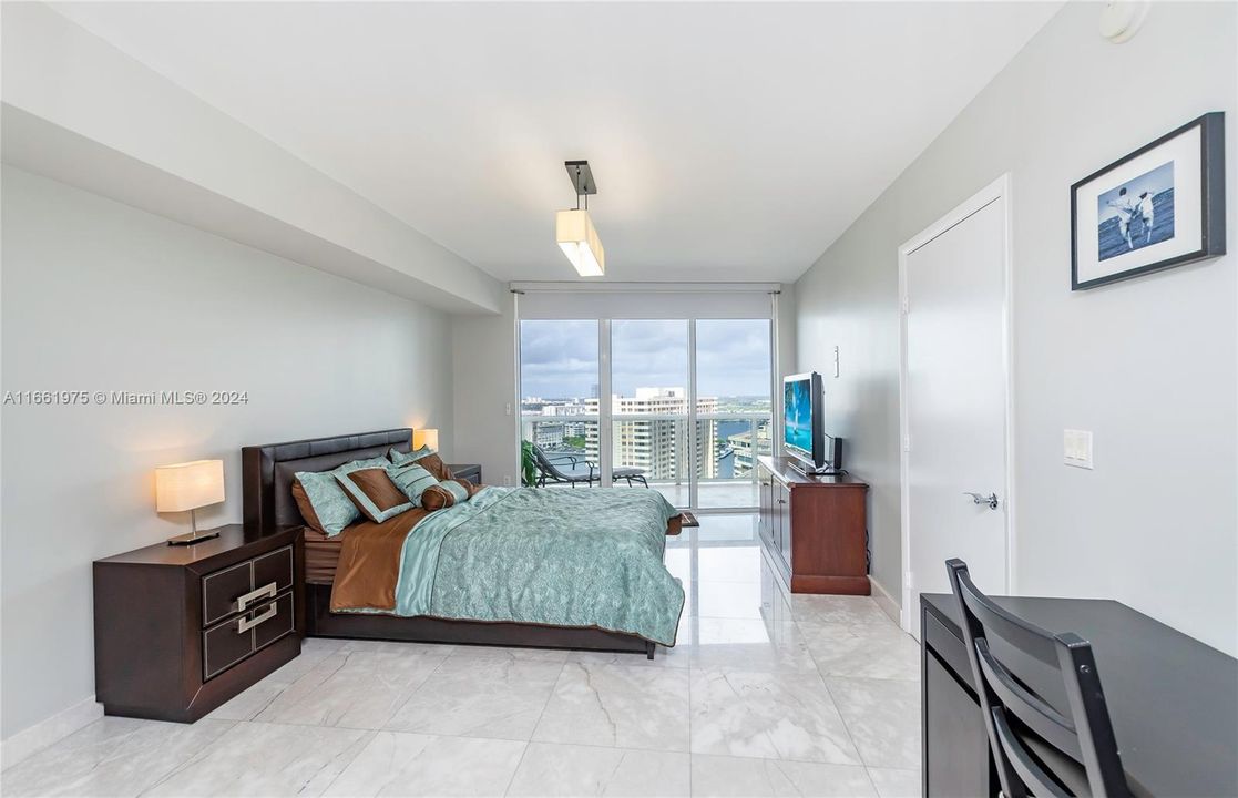 For Sale: $710,000 (2 beds, 1 baths, 1086 Square Feet)