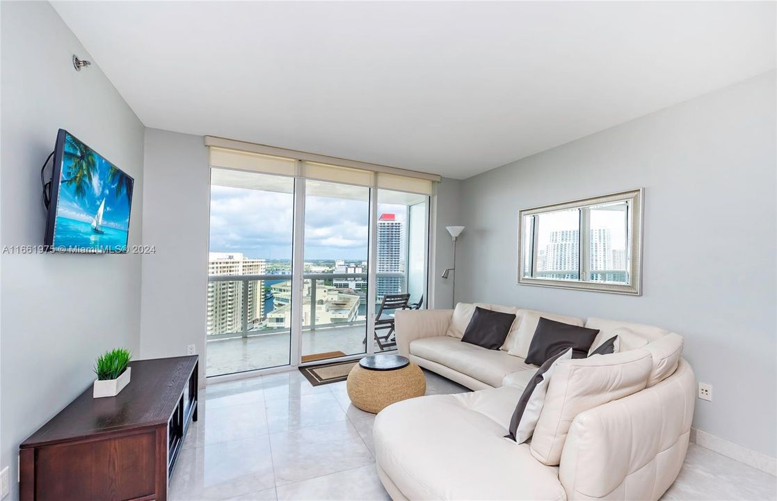 For Sale: $710,000 (2 beds, 1 baths, 1086 Square Feet)