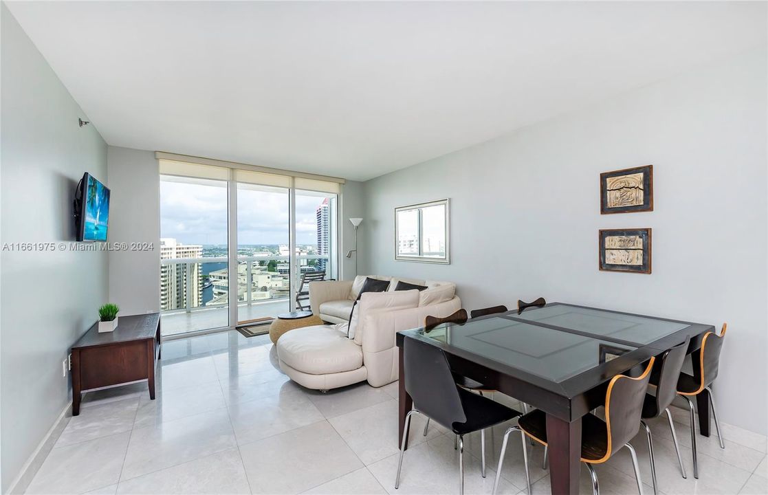 For Sale: $710,000 (2 beds, 1 baths, 1086 Square Feet)