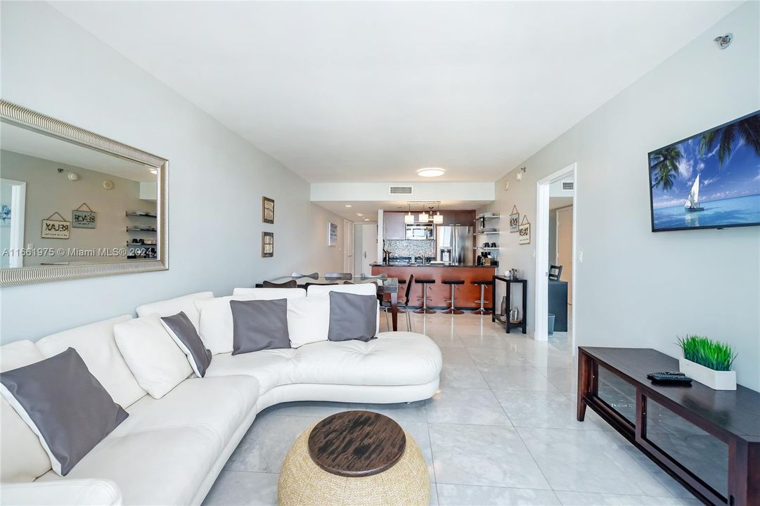 For Sale: $710,000 (2 beds, 1 baths, 1086 Square Feet)