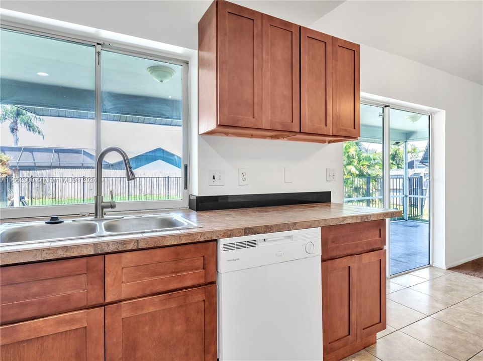 For Sale: $350,000 (3 beds, 2 baths, 1571 Square Feet)