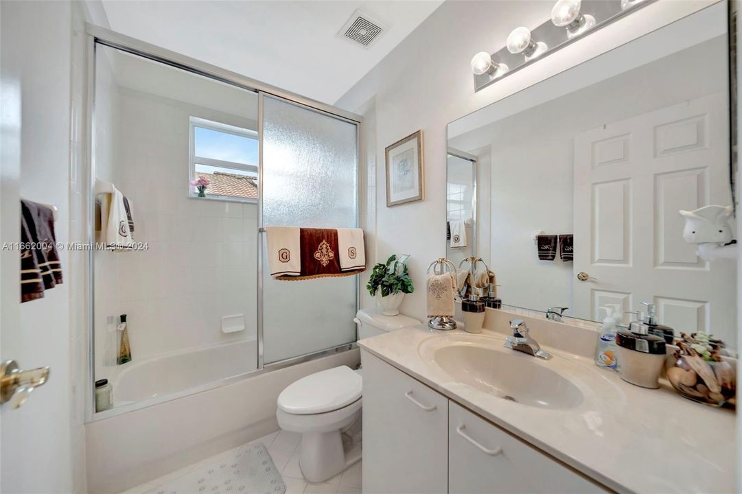 Guest bathroom with tub/shower