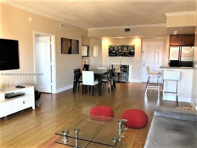 For Rent: $3,400 (2 beds, 2 baths, 1202 Square Feet)