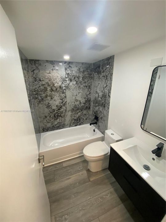 For Sale: $304,900 (2 beds, 2 baths, 898 Square Feet)