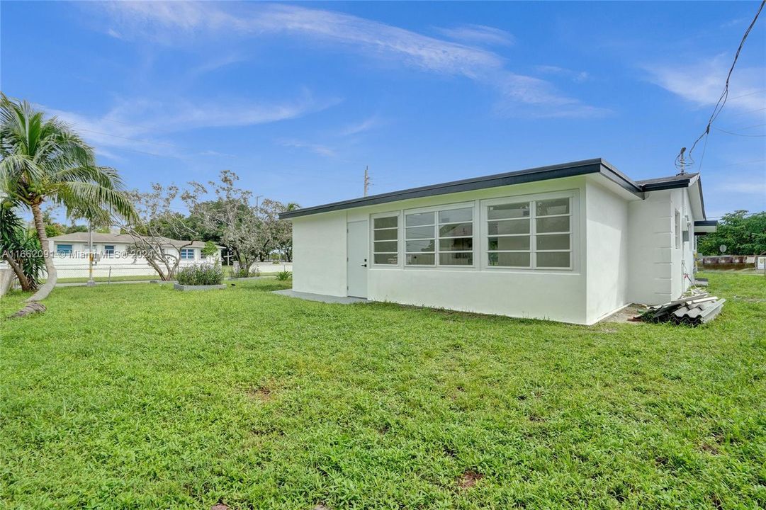 For Sale: $669,000 (4 beds, 2 baths, 1489 Square Feet)