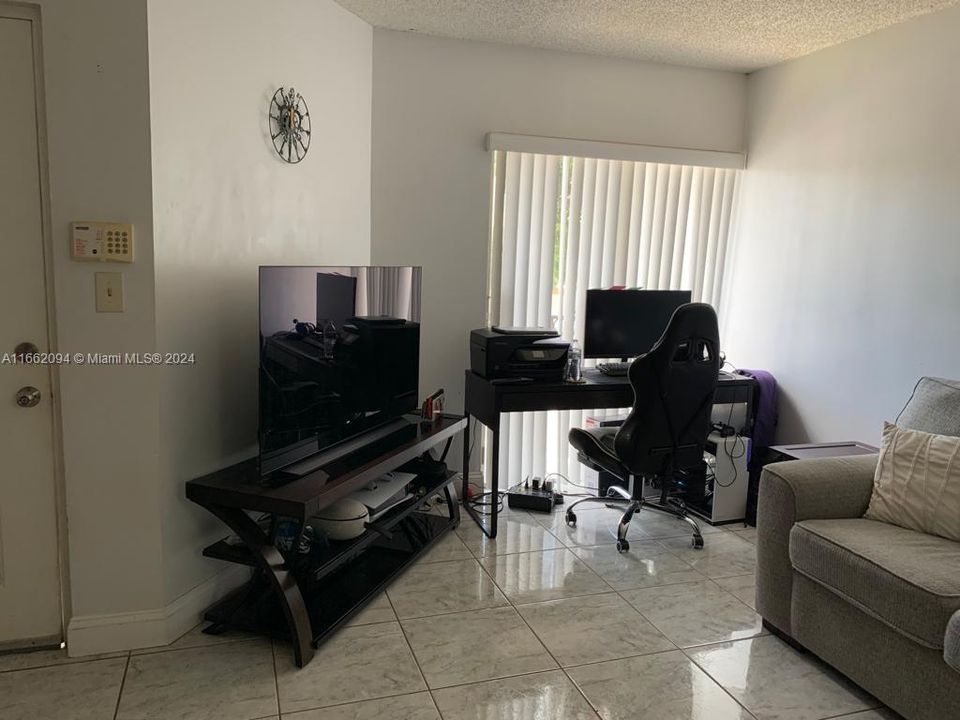 For Rent: $1,950 (1 beds, 1 baths, 676 Square Feet)